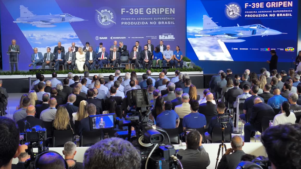 Foto 15 de 15 — Lula chega com comitiva à Embraer e apresenta caça Gripen em agenda na região; VEJA FOTOS